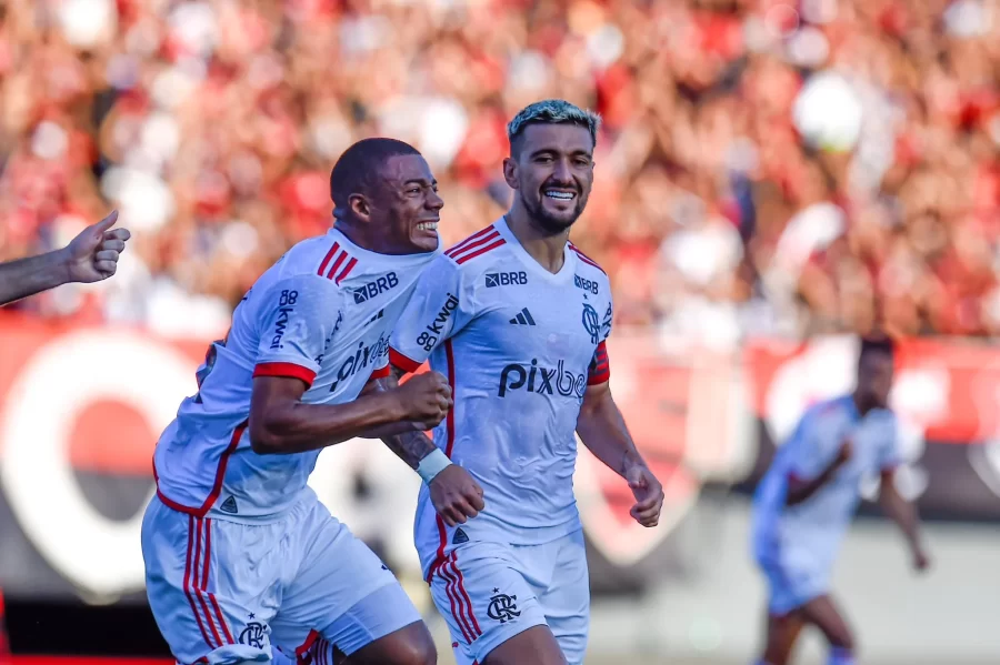 Pedro marca de pênalti no fim, e Flamengo vence o Atlético-GO na estreia no Brasileirão
