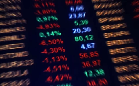 Dólar dispara a R$ 5,26 com revisão de meta fiscal e acende alerta para intervenção do BC; Ibovespa cai