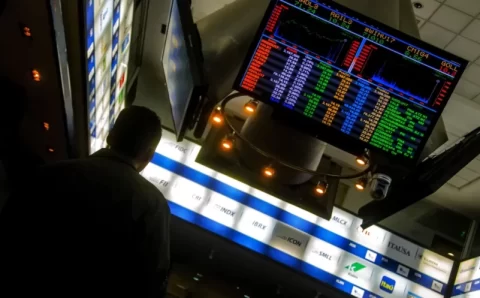 Dólar sobe a R$ 5,05, maior patamar desde outubro; Ibovespa recua 0,87%