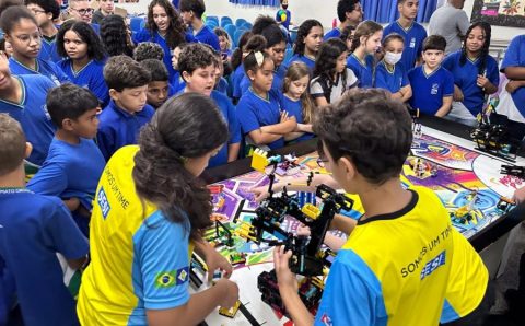 MT:  EDUCAÇÃO COM TECNOLOGIA: Seduc e Sesi levam atividades de robótica a estudantes de escola estadual em Várzea Grande
