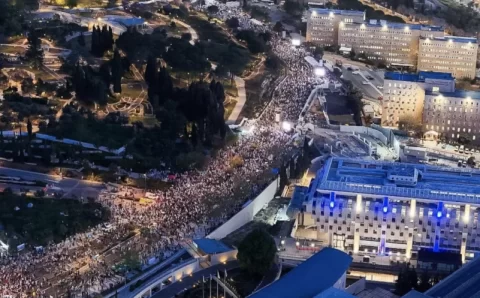 Milhares de pessoas vão às ruas de Jerusalém contra Netanyahu e por alistamento de judeus ultraortodoxos