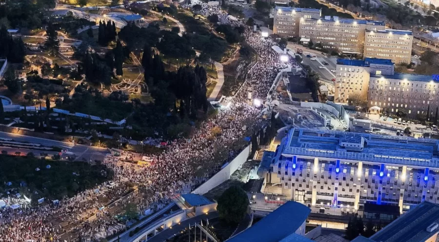 Milhares de pessoas vão às ruas de Jerusalém contra Netanyahu e por alistamento de judeus ultraortodoxos