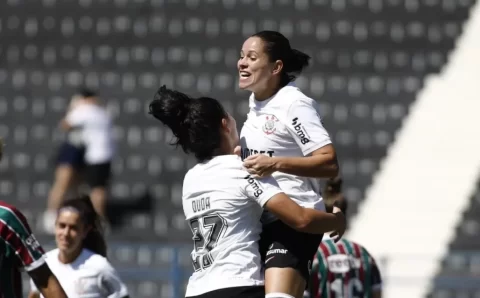 Corinthians atropela Fluminense e segue invicto no Brasileiro feminino