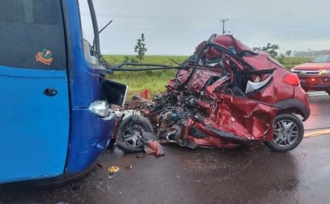 Acidente entre ônibus e carro mata 4 pessoas da mesma família em rodovia do Mato Grosso do Sul