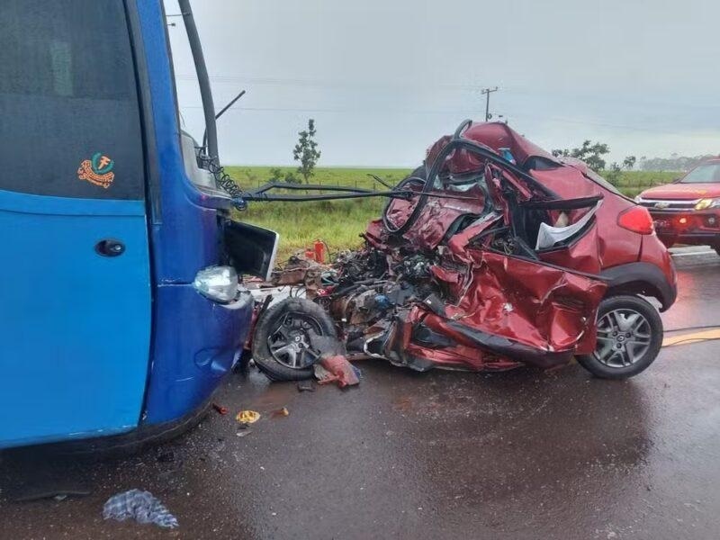 Acidente entre ônibus e carro mata 4 pessoas da mesma família em rodovia do Mato Grosso do Sul