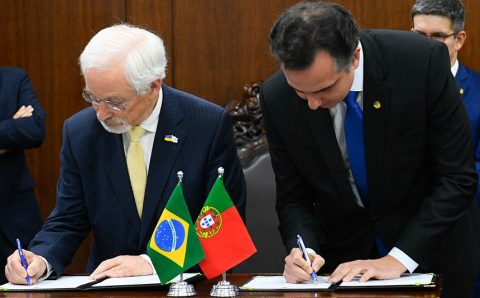 Senado assina acordo para valorizar língua portuguesa  Fonte: Agência Senado