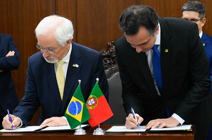 Senado assina acordo para valorizar língua portuguesa  Fonte: Agência Senado