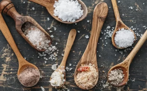 Existe um melhor tipo de sal para a saúde? Entenda