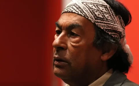 Ailton Krenak toma posse na ABL e diz representar pluralidade indígena