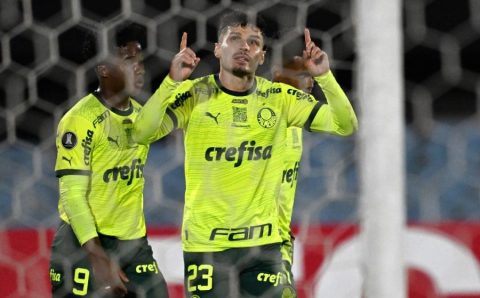 Com dois de Veiga, Palmeiras goleia Liverpool-URU e encaminha vaga às oitavas da Libertadores