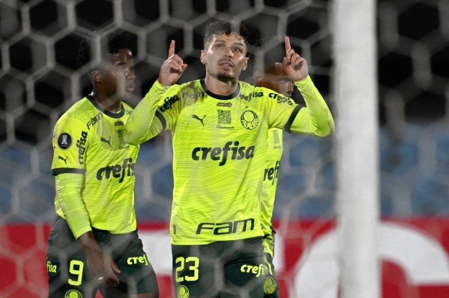 Com dois de Veiga, Palmeiras goleia Liverpool-URU e encaminha vaga às oitavas da Libertadores