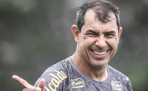 Após interesse do Vasco, Carille garante permanência no Santos: “Quero estar na Série A de 2025”