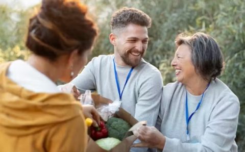 BENEFÍCIOS À SAÚDE: Ser voluntário ajuda idosos a melhorar memória e diminuir risco de demência