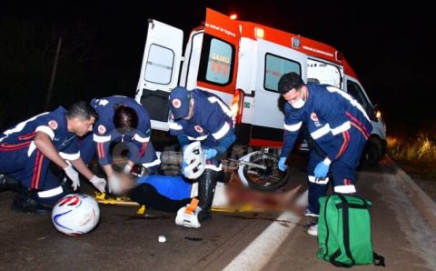 Motociclista fica gravemente ferido após carro invadir Anel Viário em marcha ré e provocar acidente