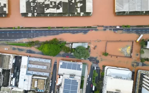 Após atingir maior cheia da história de Porto Alegre, nível do Guaíba se aproxima de 5 metros