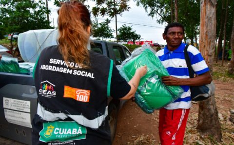 MT:  FRENTE FRIA:   Prefeitura destina mais de 200 cobertores da campanha Aquece Cuiabá à população em situação de rua