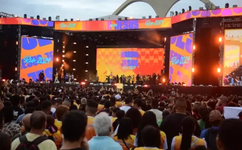 Fiéis lotam a Praça da Apoteose para participar da Marcha para Jesus