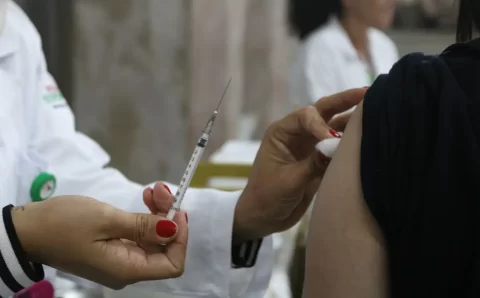 Ministério envia a 12 estados doses da nova vacina contra covid-19