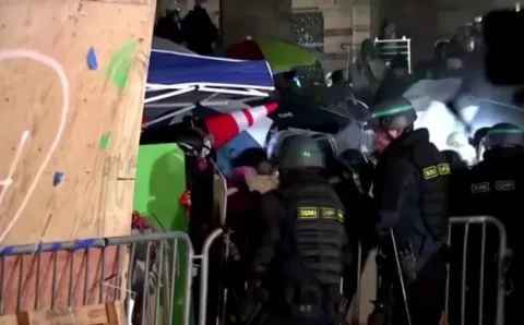 Polícia derruba barricadas em acampamento pró-Palestina em universidade nos EUA