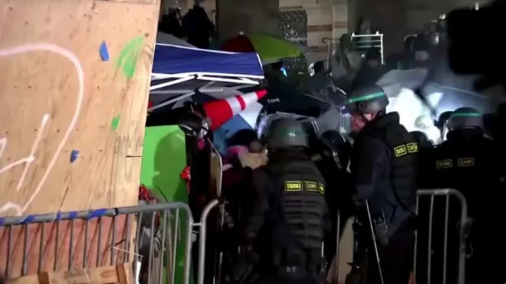 Polícia derruba barricadas em acampamento pró-Palestina em universidade nos EUA