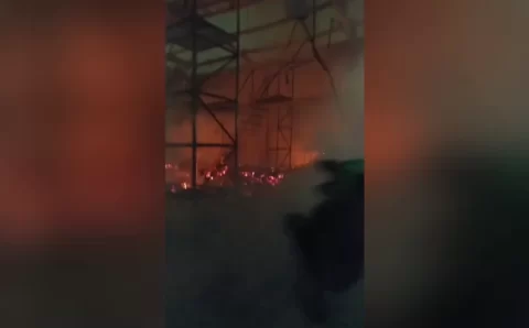 Incêndio de grandes proporções atinge loja de vidros em Porto Alegre