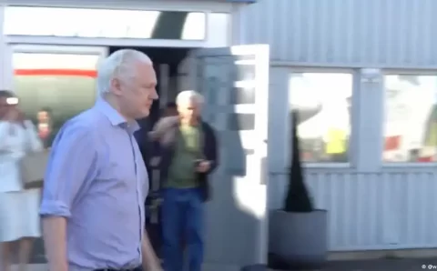 Assange deixa prisão no Reino Unido após acordo com os EUA