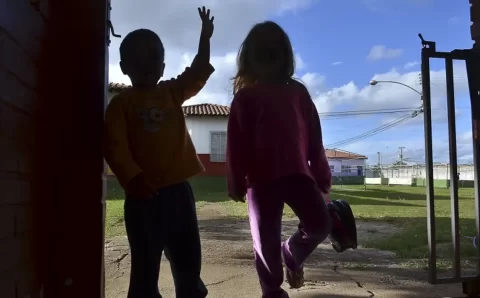 Leis de proteção às crianças enfrentam cultura de violência no país