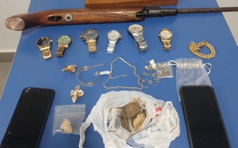 DENÚNCIA: Polícia prende homem por porte ilegal de arma e recupera relógios e joias furtados