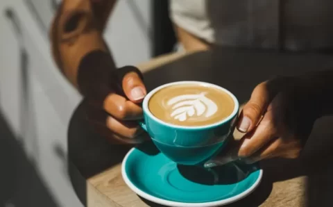 O que é overdose de cafeína e como evitar o problema