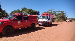 Bombeiros socorrem vítimas de acidente de carro na estrada do Parque Cachoeira da Fumaça