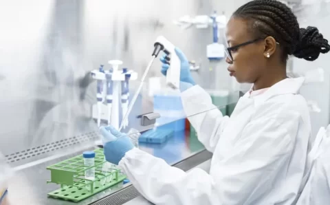 Participação feminina na ciência brasileira cresce 29% em 20 anos, diz relatório