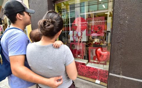 Dia dos Namorados deve movimentar R$ 23 bilhões no comércio, aponta pesquisa CNDL/ SPC Brasil