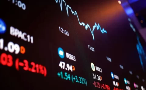 Dólar fecha semana a R$ 5,32, maior patamar desde janeiro de 2023; Ibovespa recua