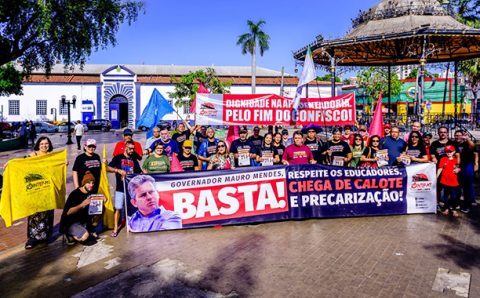 MT:   Sintep-MT realiza panfletagem com a mensagem Mato Grosso cresce e os educadores empobrecem