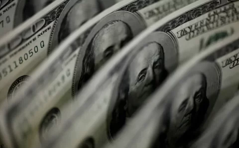 Dólar fecha em R$ 5,66 após superar R$ 5,70 durante o dia