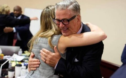 CASO ALEC BALDWIN:  Justiça anula julgamento de Alec Baldwin por homicídio culposo em set de filmagem