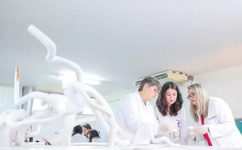 Produção científica cai 7% em 2023 e volta ao patamar pré-pandemia