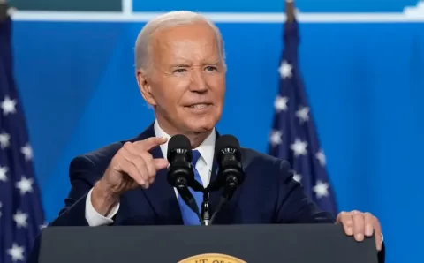 Gafes ofuscam coletiva de Biden