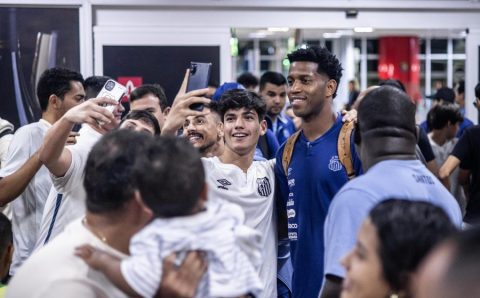 Santos desembarca em Maceió para duelo com o CRB e é recebido com festa