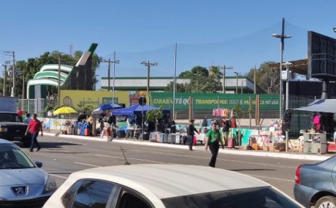 MT:   QUEM PERDEU TUDO:   Lojistas do Shopping Popular tentam recomeçar instalando banca em calçadas