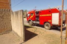 Corpo de Bombeiros Militar combate incêndio em conjunto de kitnets