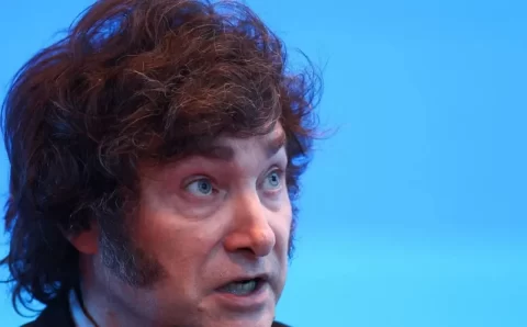 Milei se reúne com líderes da direita brasileira e discursará em evento conservador em SC