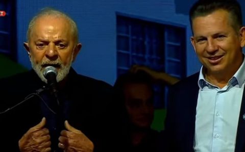 MT:    Bolsonarista, governador de MT elogia Lula e plateia grita: “Faz o L!”