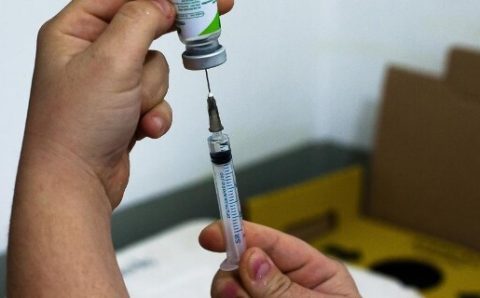Saúde negocia compra de 25 mil doses de vacina contra mpox