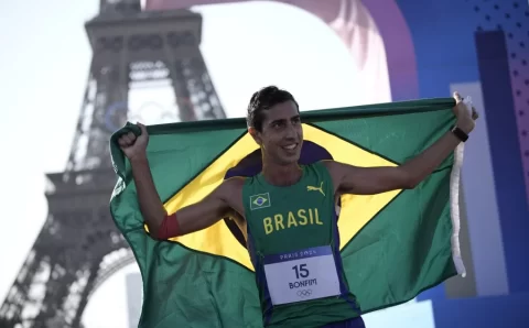 Caio Bonfim ganha prata em Paris e fatura primeira medalha do Brasil na marcha atlética