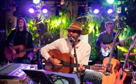 Almir Sater Encanta Curitiba com Clássicos e Novidades em Show Imperdível