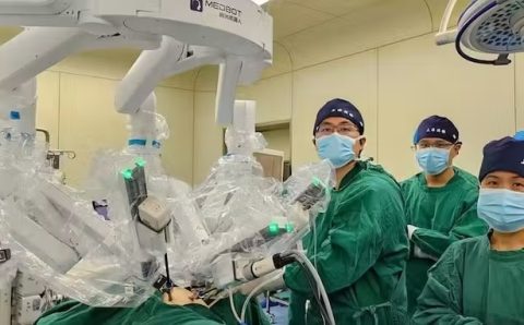 Médicos removem tumor de pulmão de paciente a 5 mil km de distância usando robô