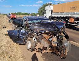 Bombeiros retiram corpo de vítima que ficou presa às ferragens em acidente na BR-158