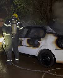 Bombeiros militares combatem incêndio em veículo em Sorriso