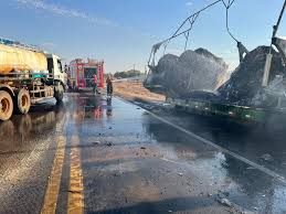 Bombeiros auxiliam em combate a incêndio em carga de algodão em carreta